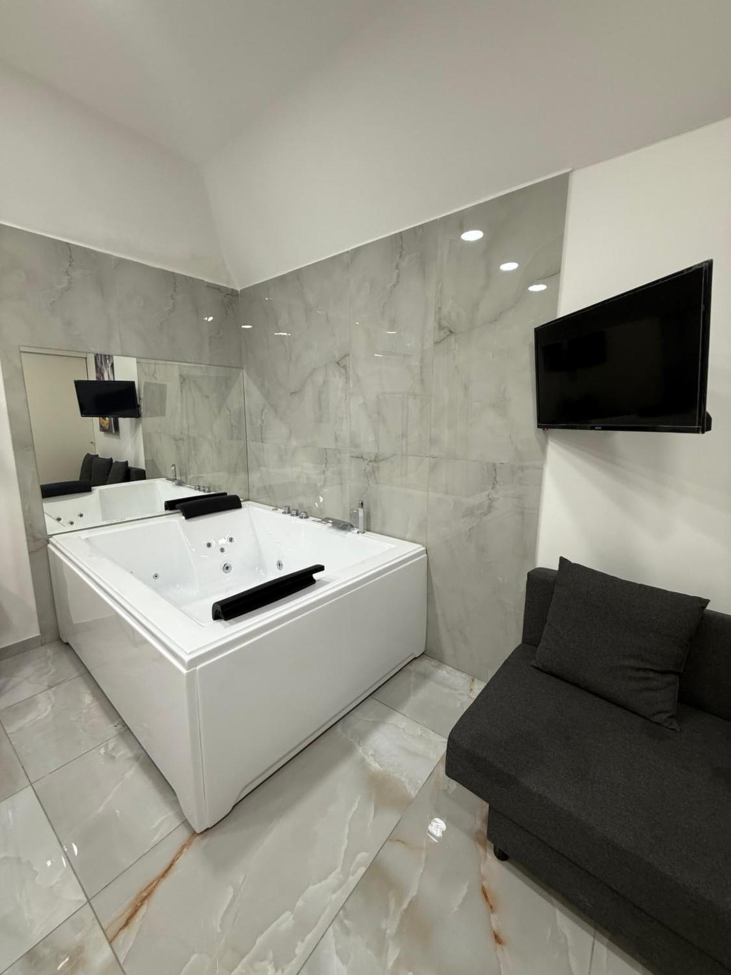 Caracciolo Suites 36 เนเปิลส์ ภายนอก รูปภาพ